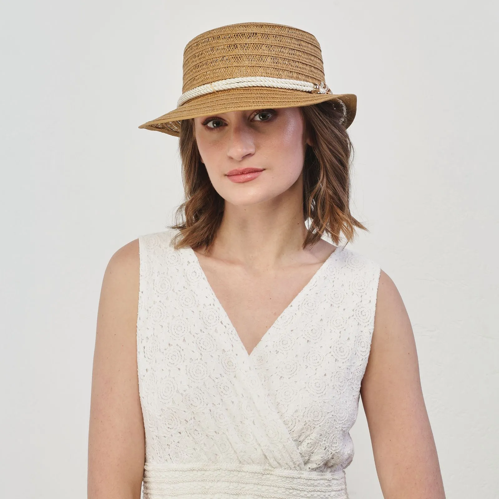 Cappello di paglia marrone con cordino con catena