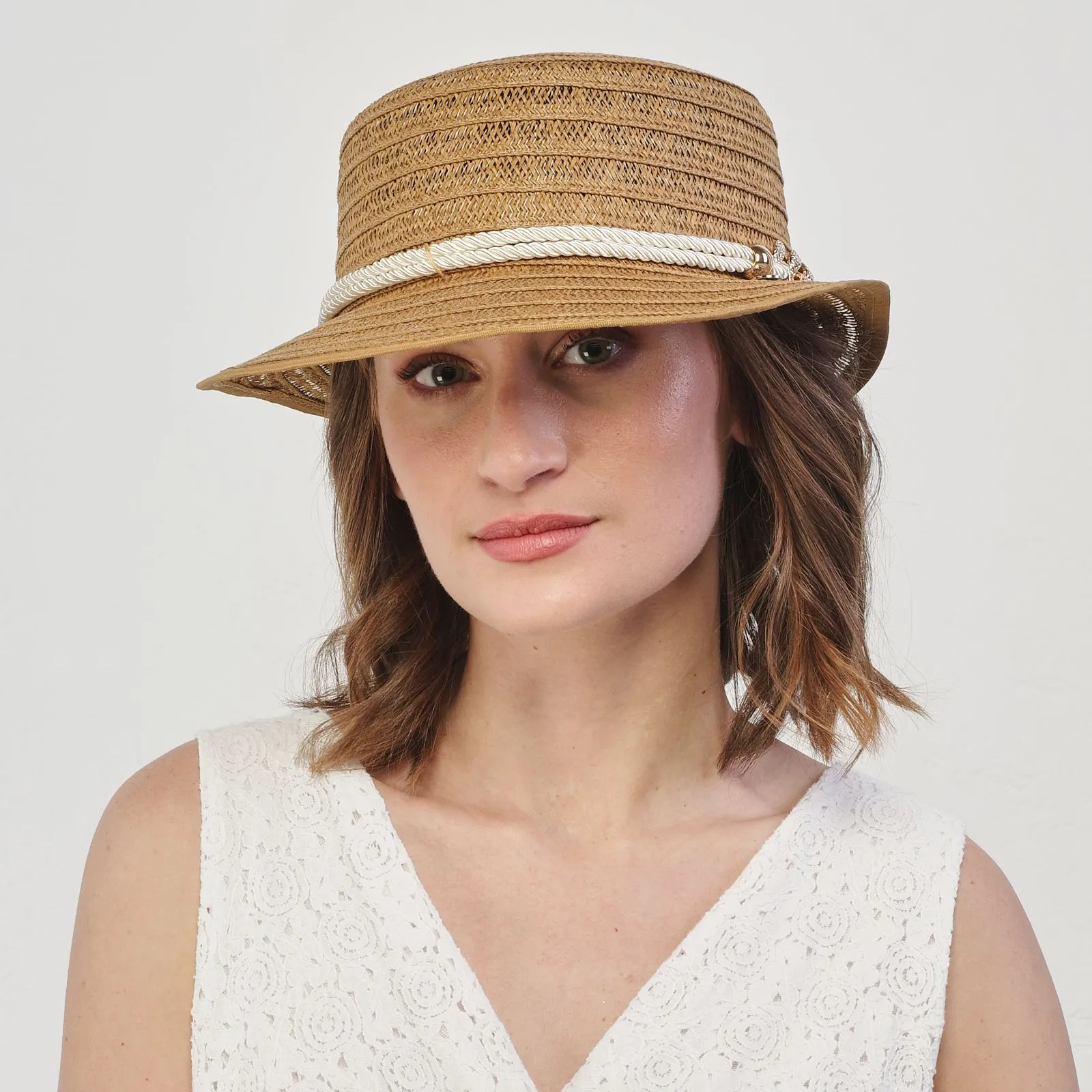 Cappello di paglia marrone con cordino con catena