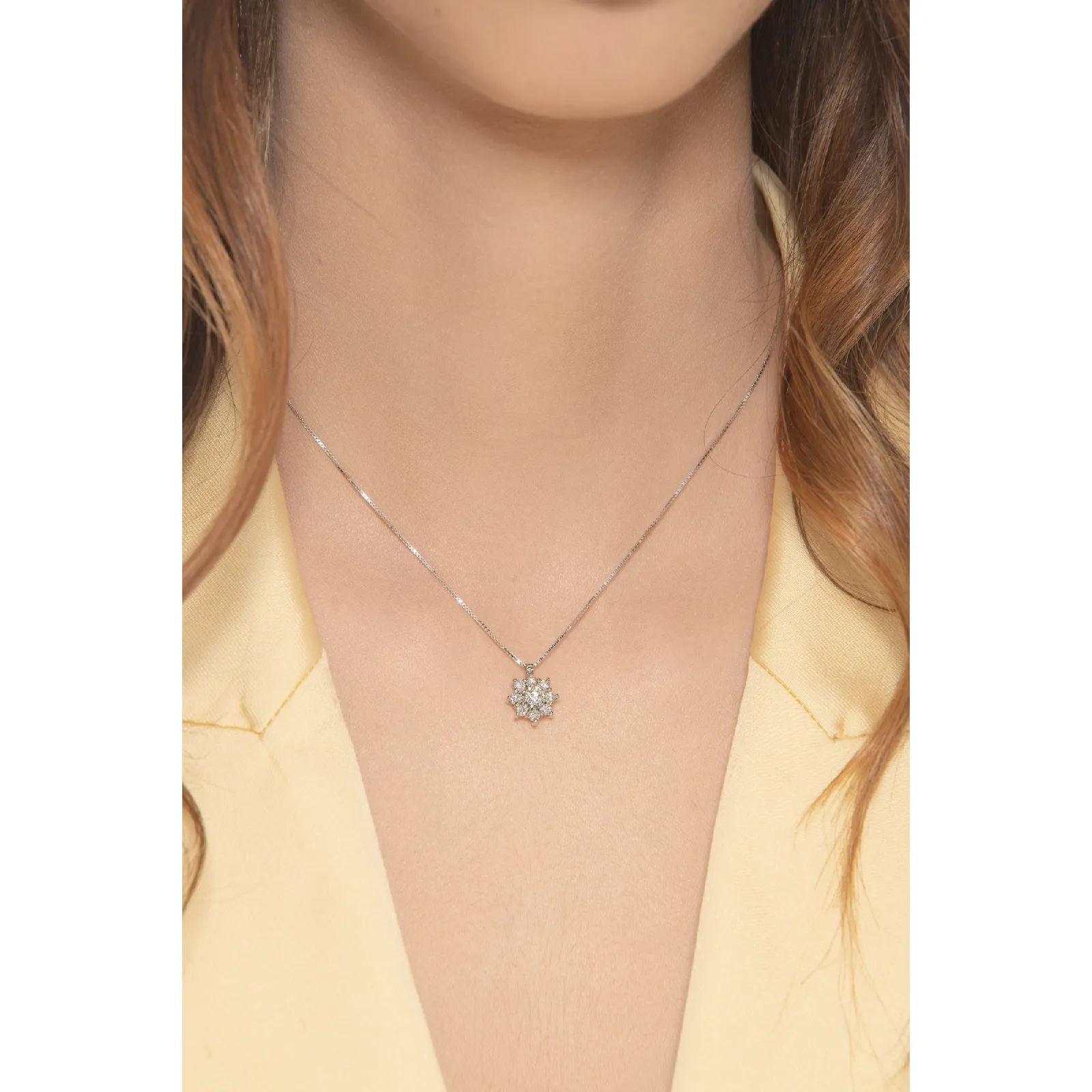 Collana con ciondolo a fiore in oro bianco 18k e diamanti, circa 11 mm