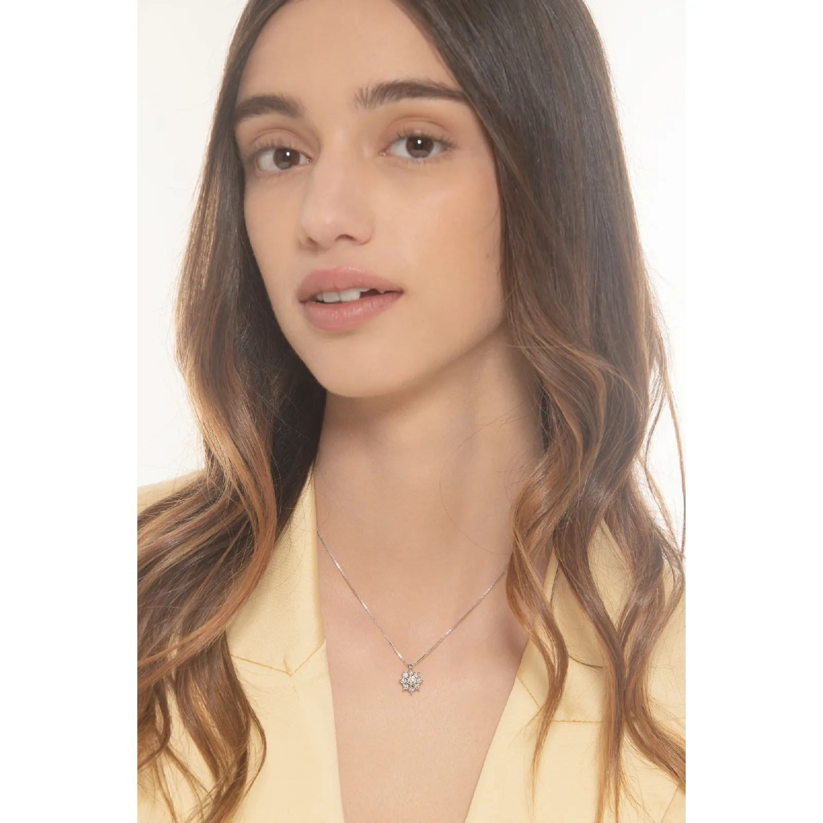 Collana con ciondolo a fiore in oro bianco 18k e diamanti, circa 11 mm