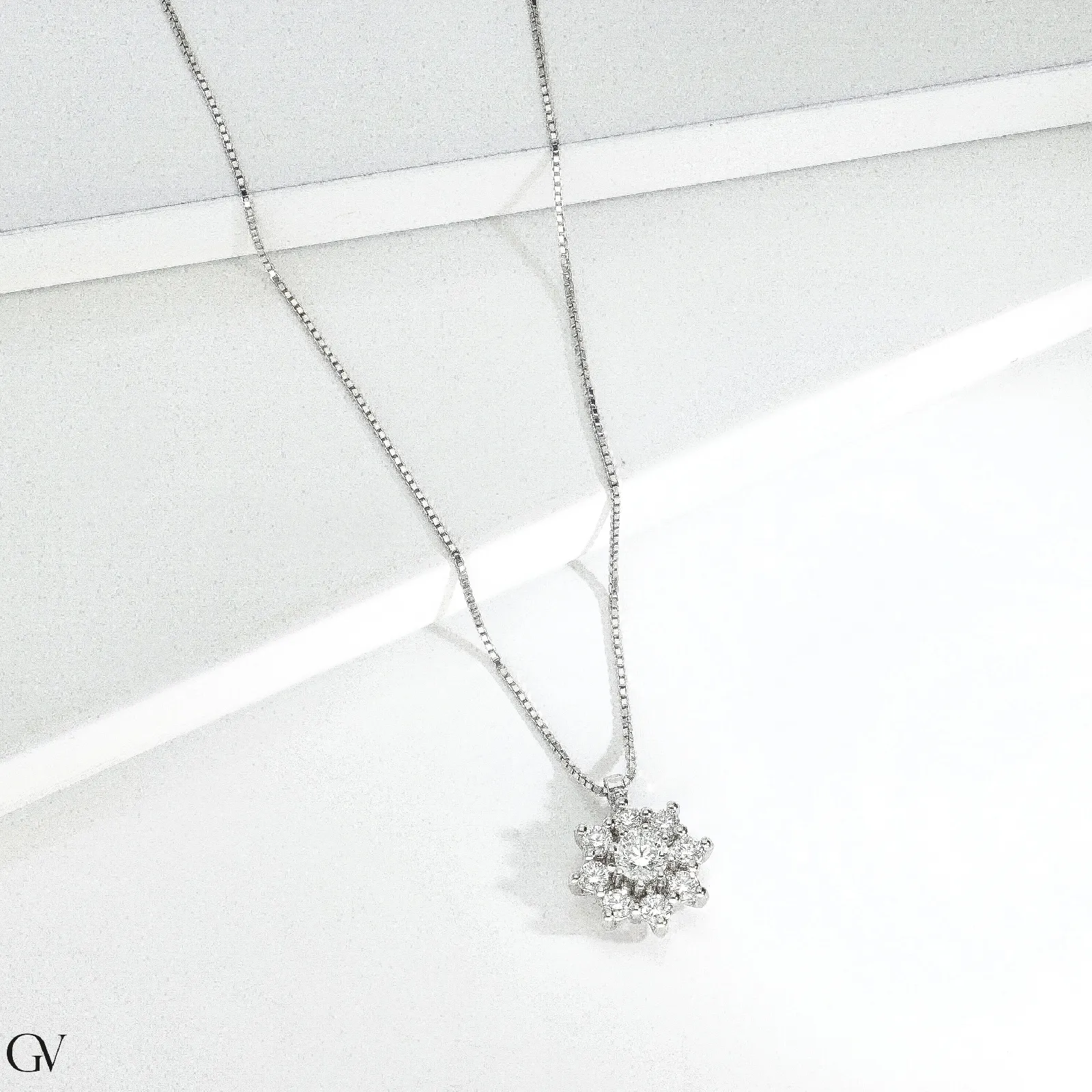 Collana con ciondolo a fiore in oro bianco 18k e diamanti, circa 11 mm