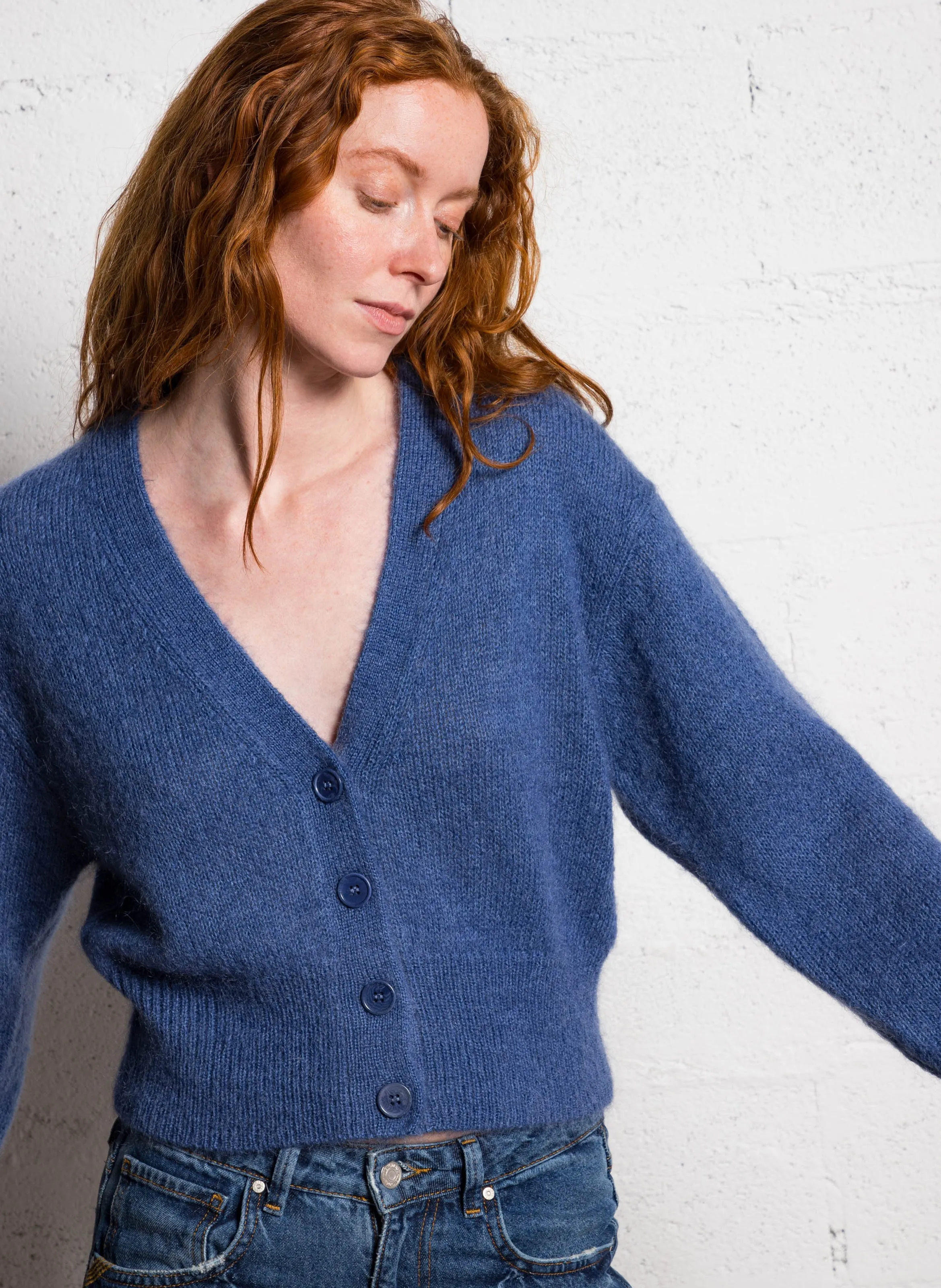  EKYOG   CALA - Gilet diritto scollo a V in lana e seta | Jeans stone-washed