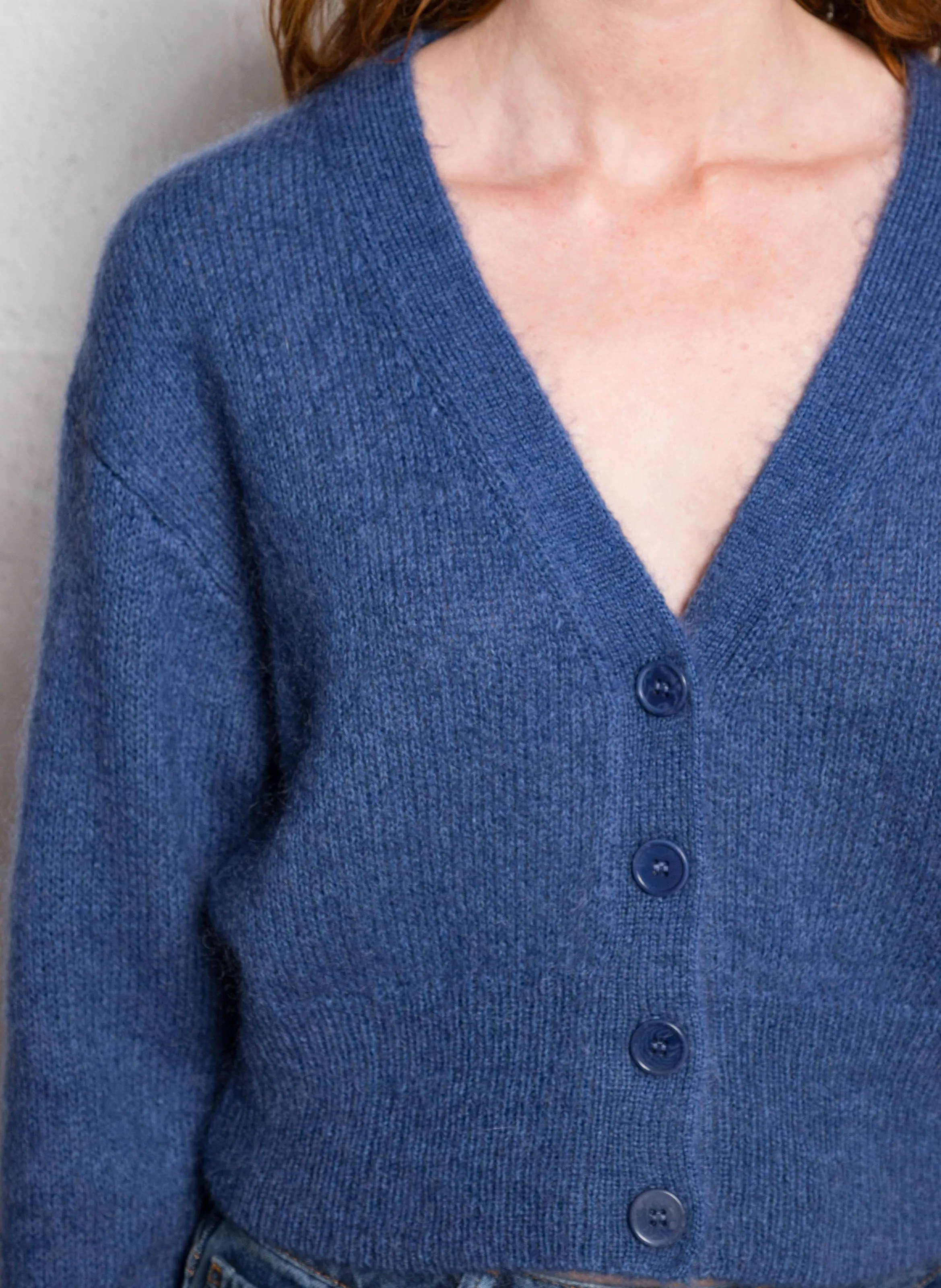  EKYOG   CALA - Gilet diritto scollo a V in lana e seta | Jeans stone-washed