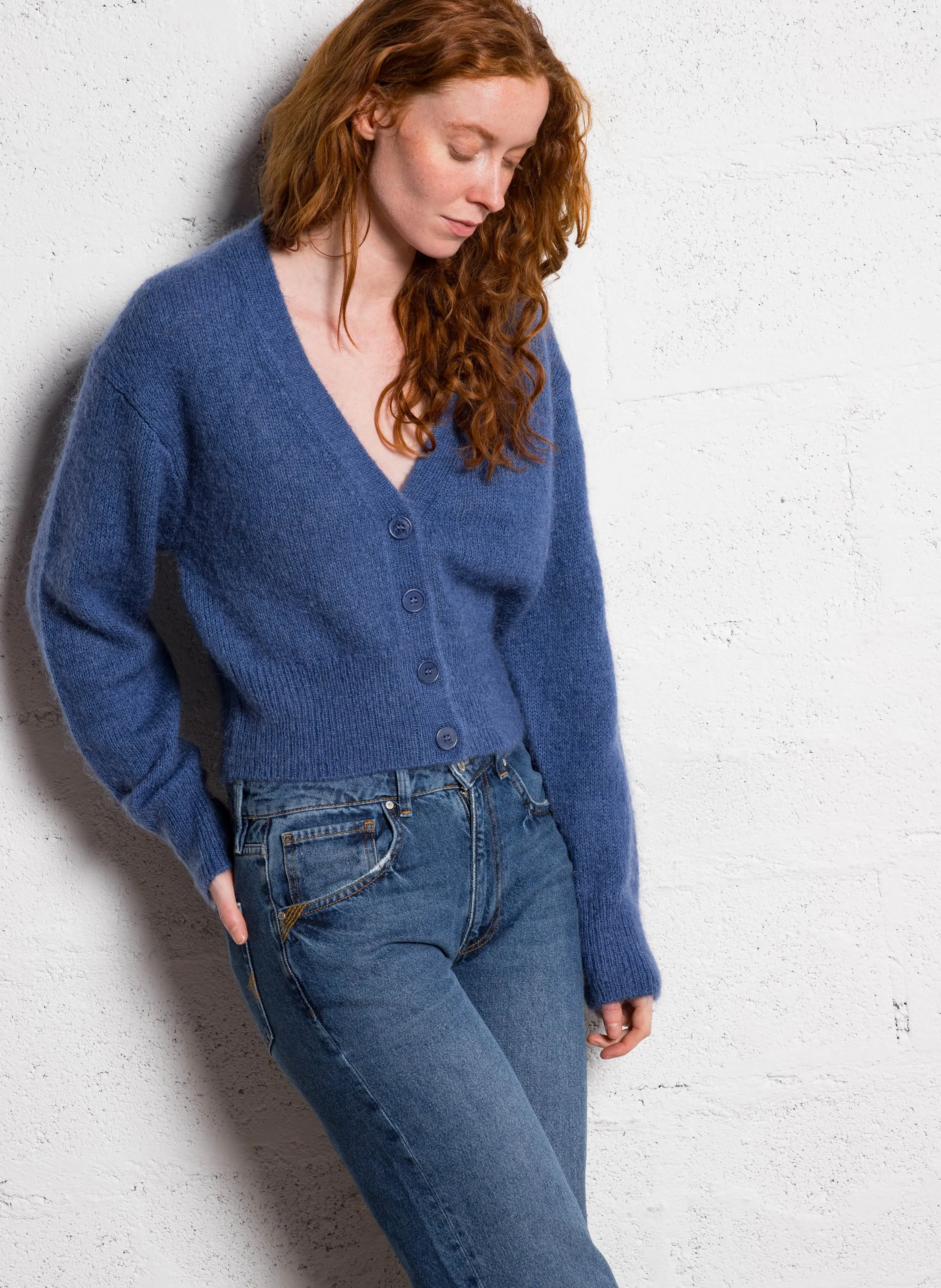  EKYOG   CALA - Gilet diritto scollo a V in lana e seta | Jeans stone-washed
