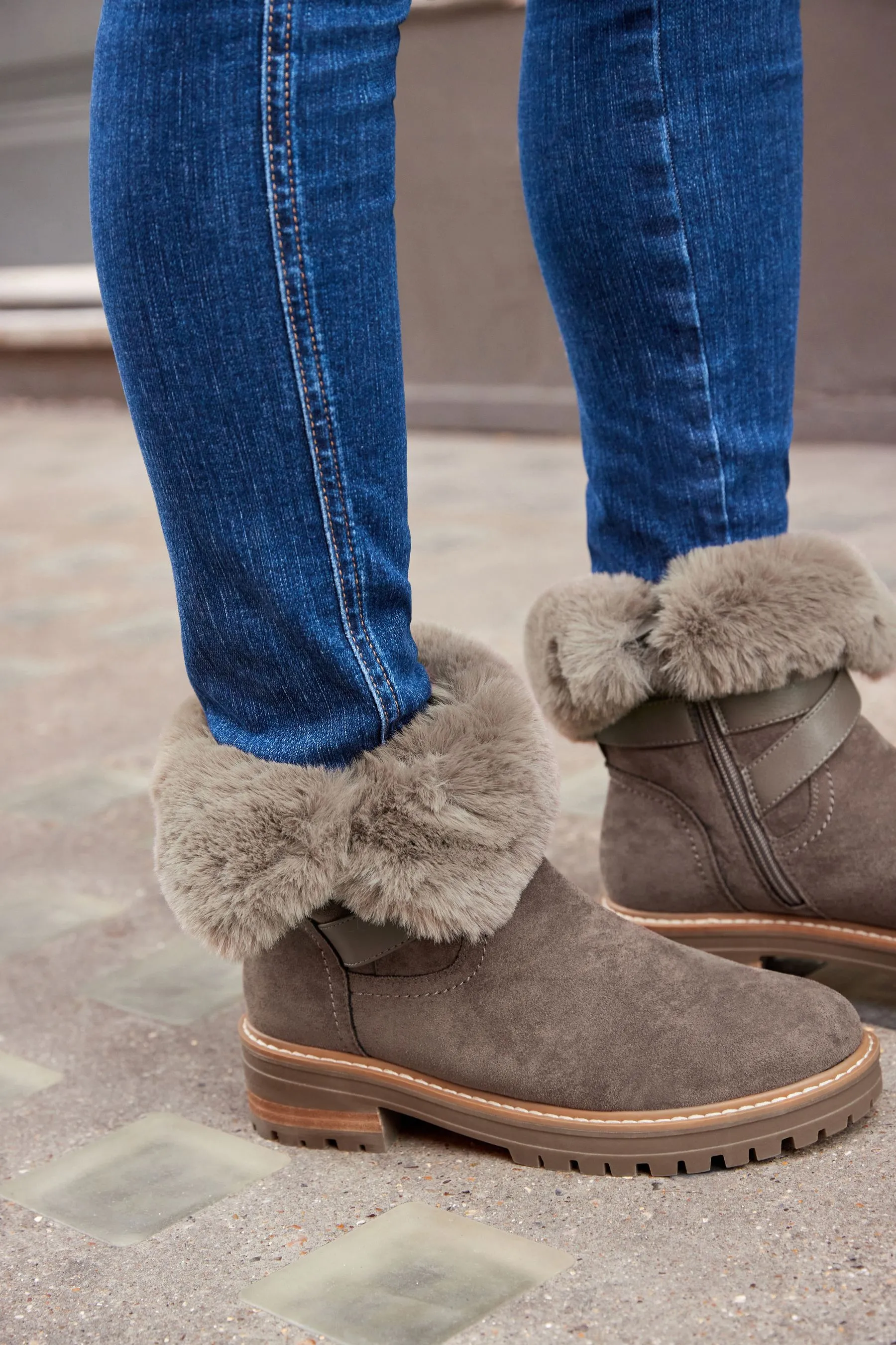 Forever Comfort® - Stivali con fibbia e fodera in pelliccia sintetica