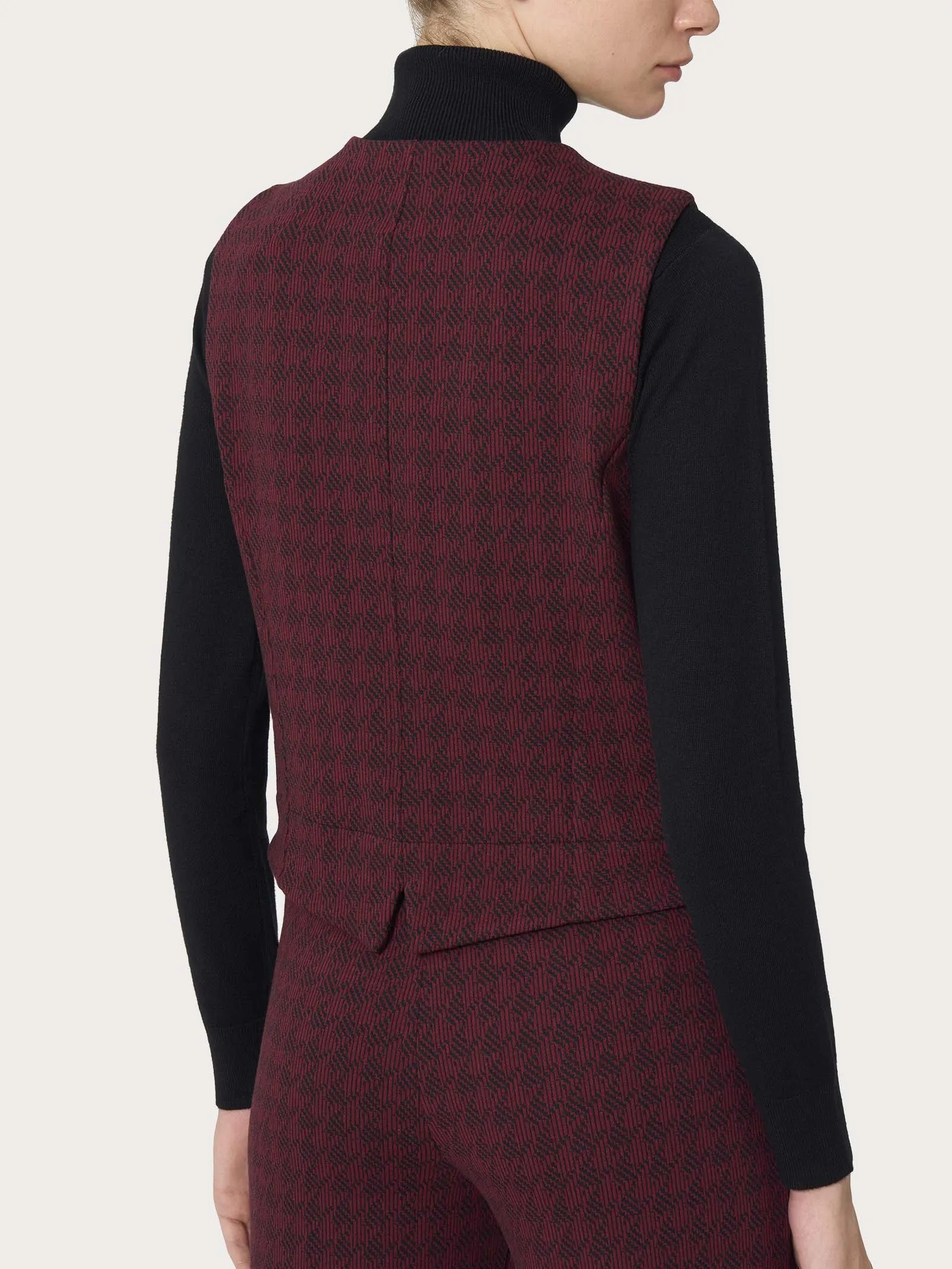 Gilet con quattro bottoni in tessuto Eco Jacquard - Fant. Tibetan Red