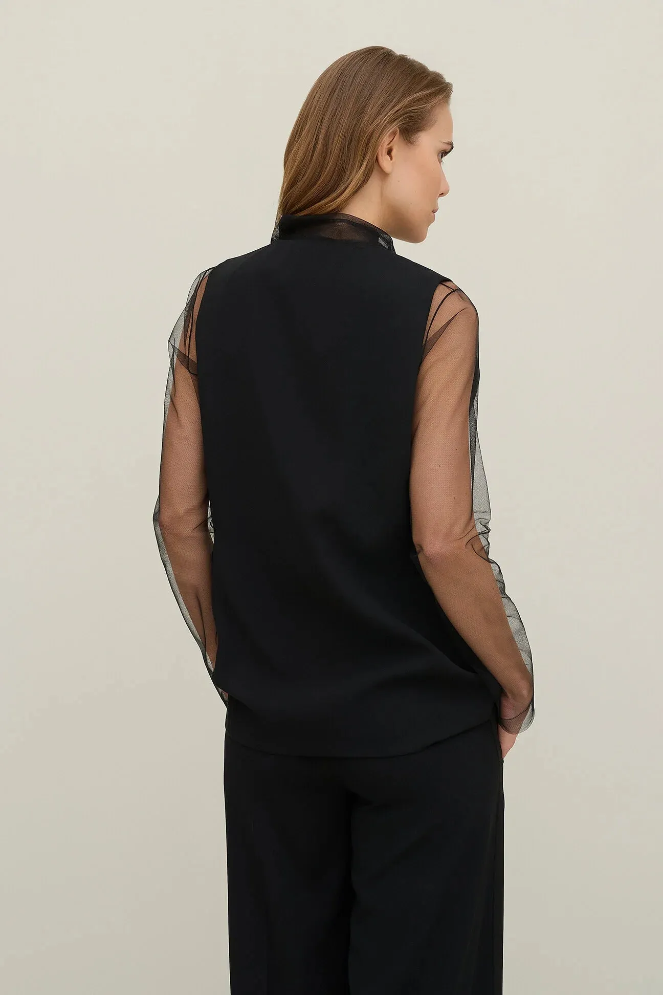 Gilet foderato in crepe satin con giromanica largo