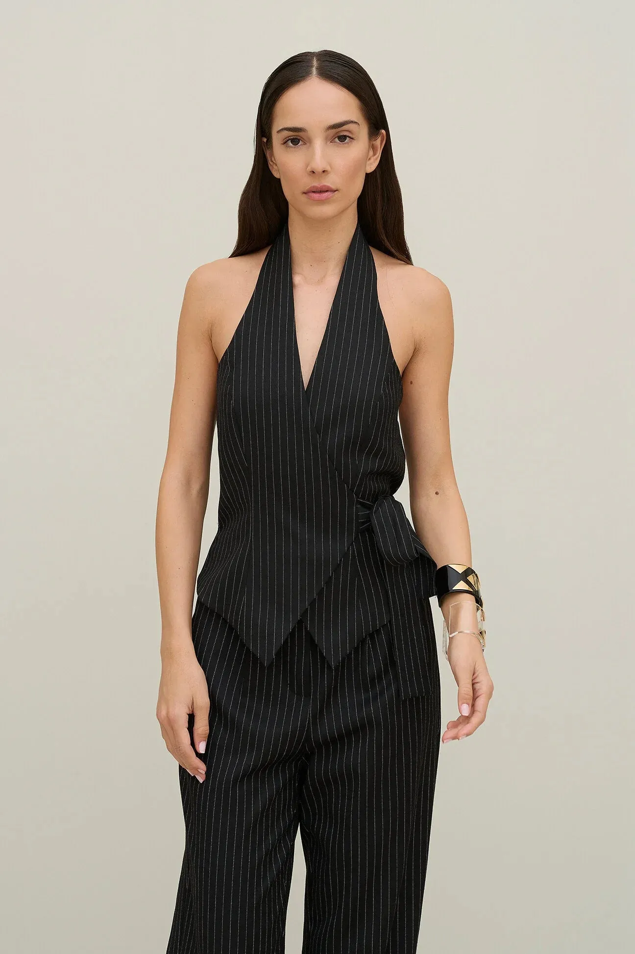 Gilet in gessato elasticizzato con chiusura a nastro
