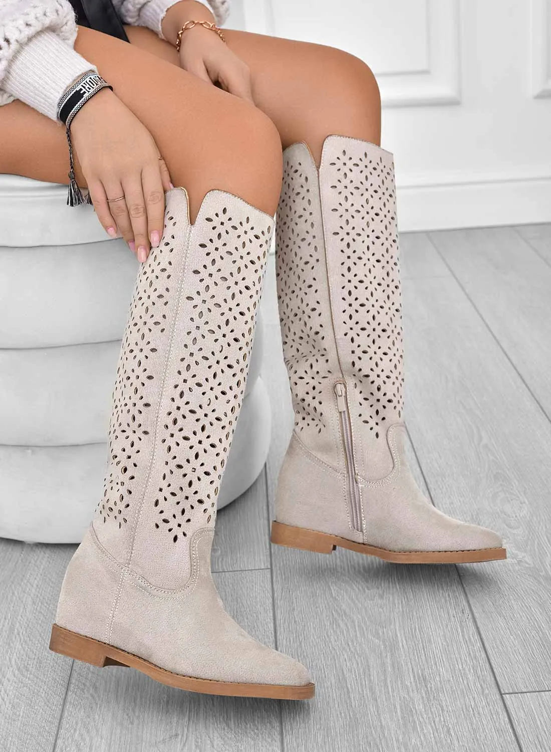 KYLA - Stivali beige traforati con zeppa interna