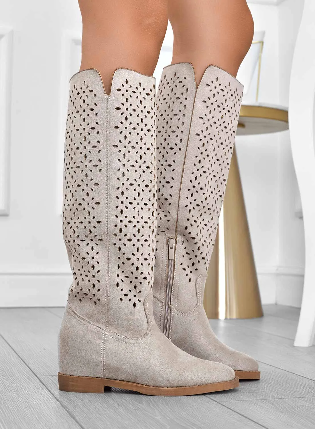 KYLA - Stivali beige traforati con zeppa interna