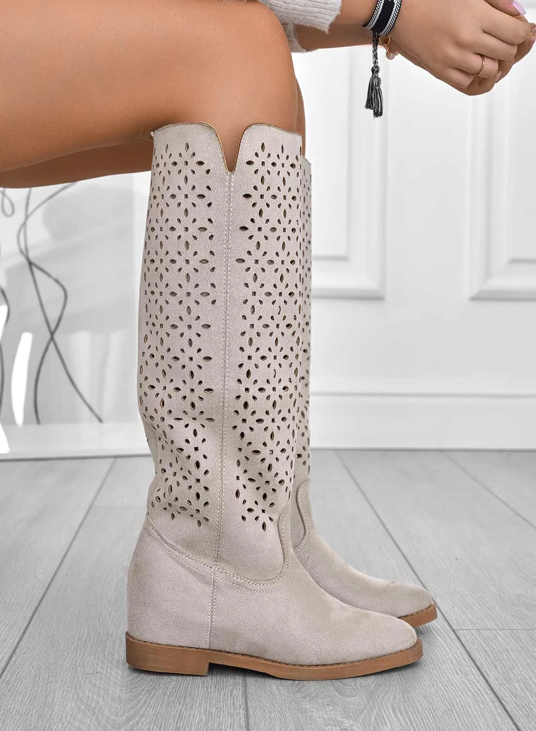 KYLA - Stivali beige traforati con zeppa interna