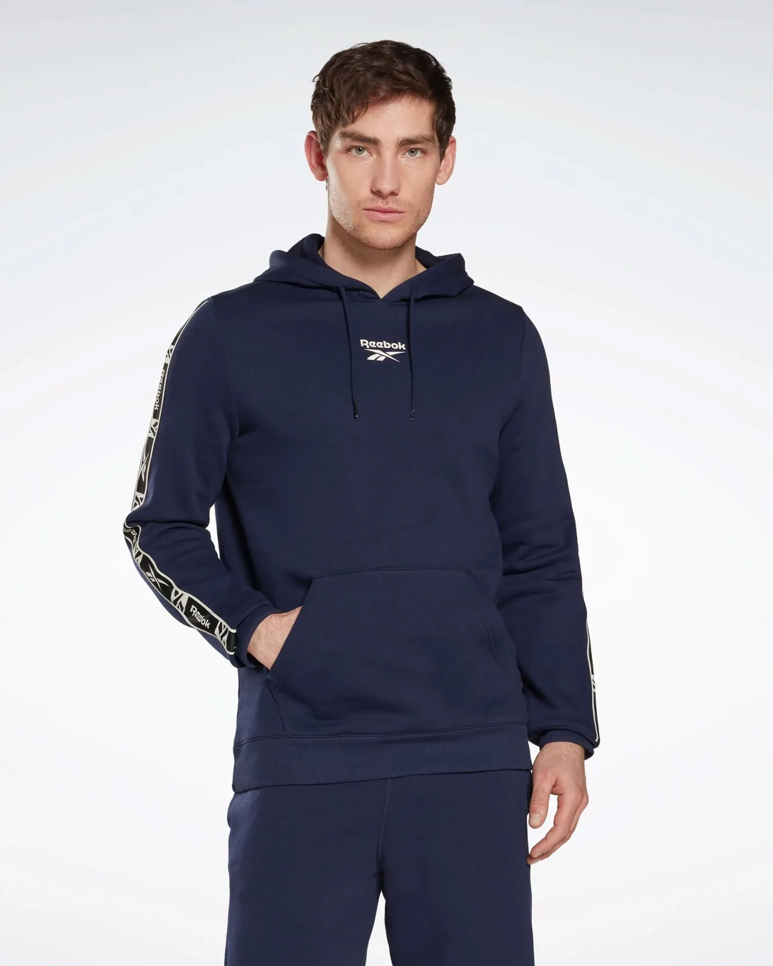 REEBOK - Felpa da uomo blu con cappuccio e banda Reebok sulla manica                                            Previous product
