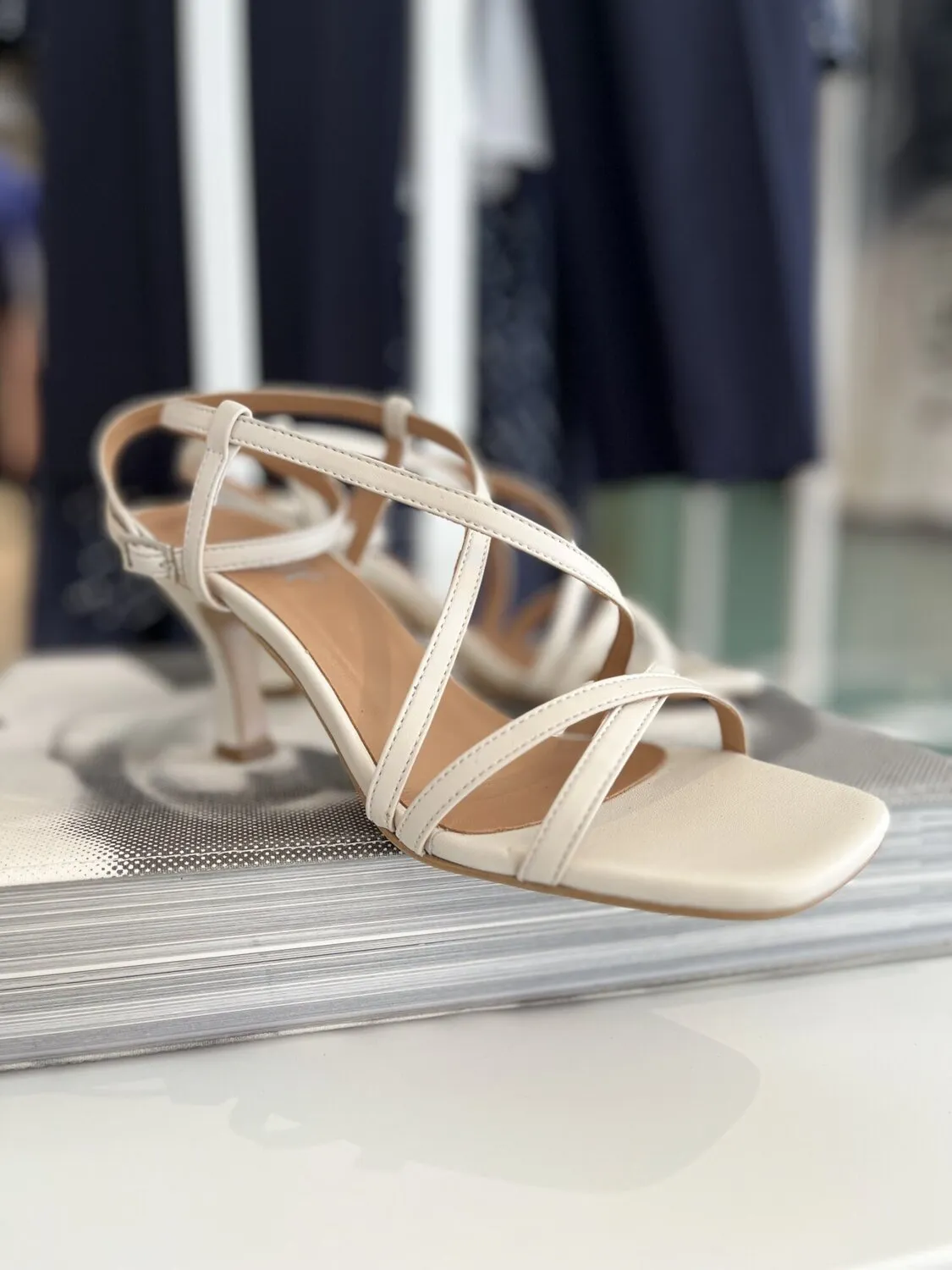Sandalo con tacco punta quadrata – Ovyé