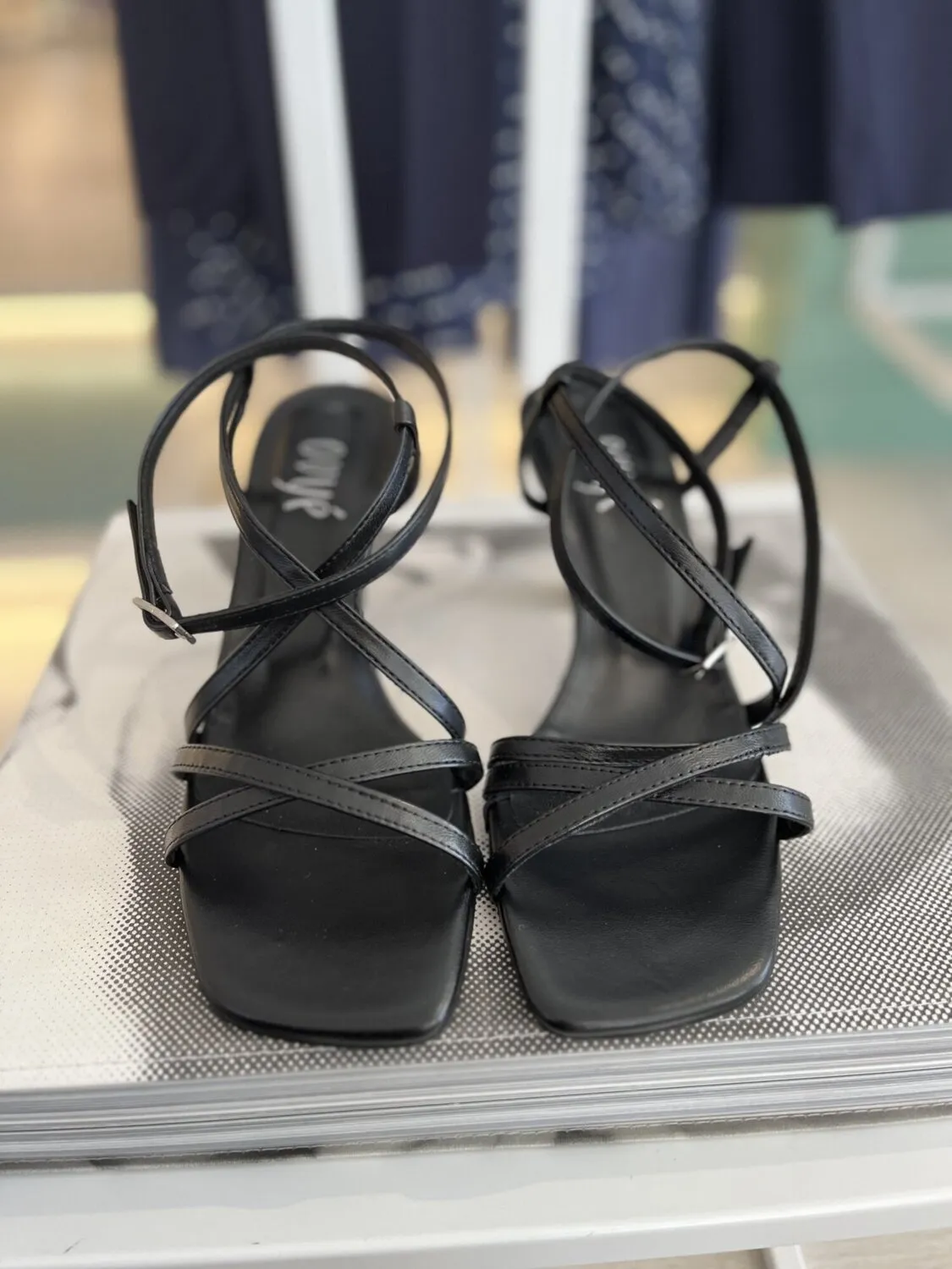 Sandalo con tacco punta quadrata – Ovyé