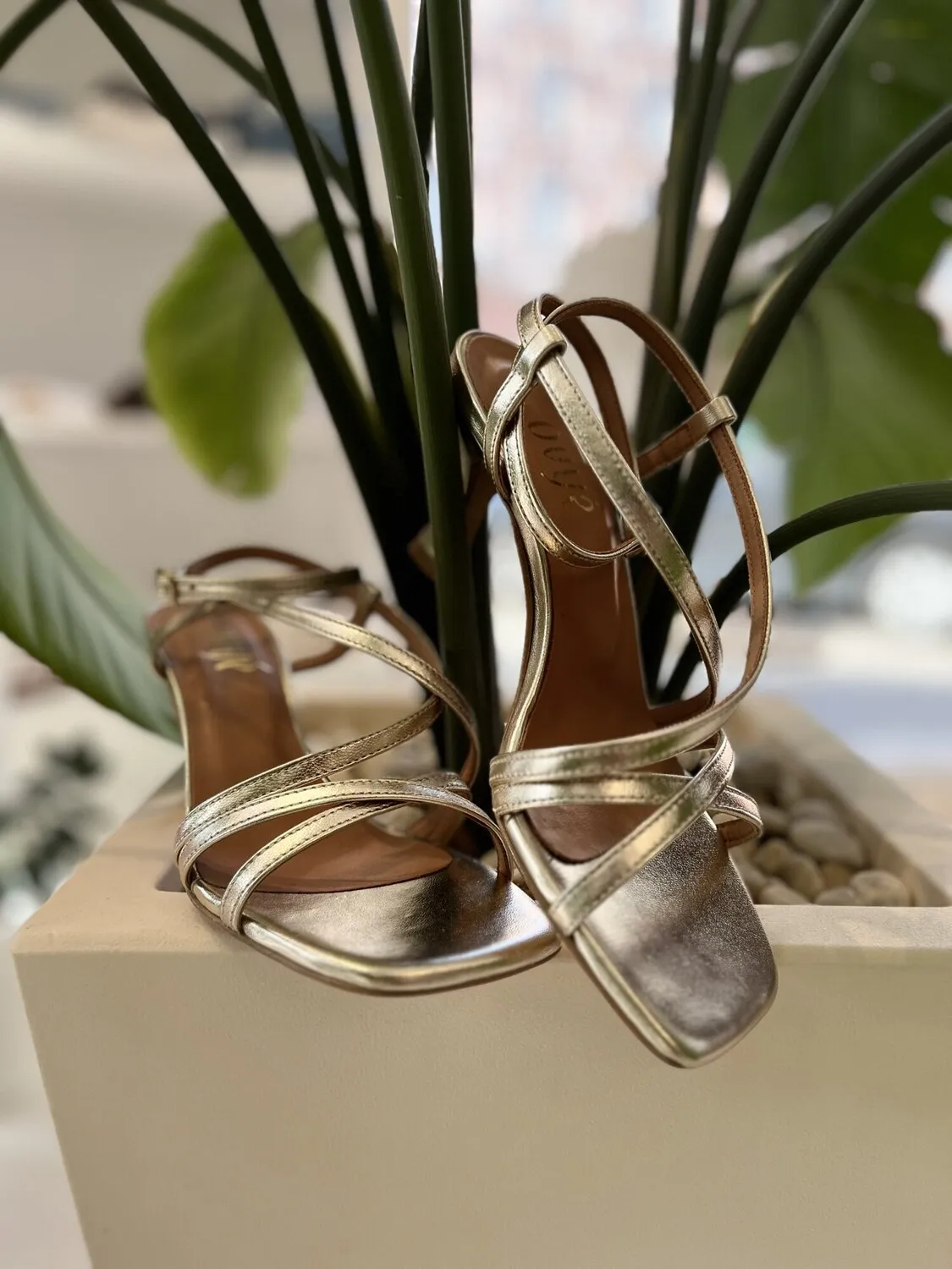 Sandalo con tacco punta quadrata – Ovyé
