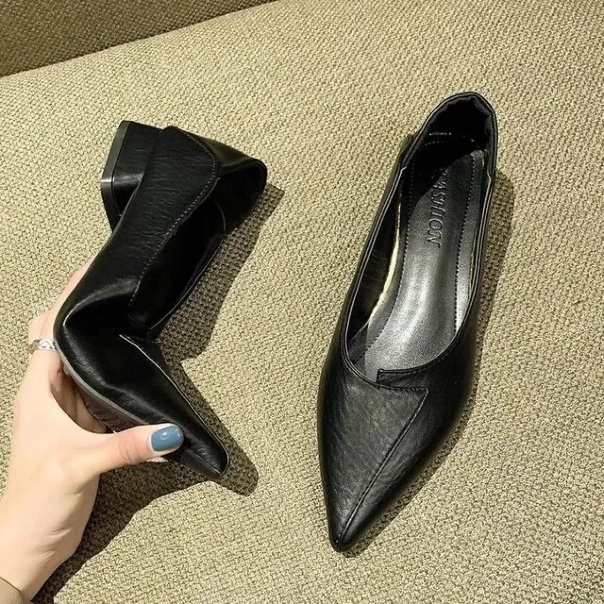 Scarpa singola moda a punta Scarpe da donna nuove con tacco spesso e fondo piatto Scarpe da studente con suola morbida Taglio ba