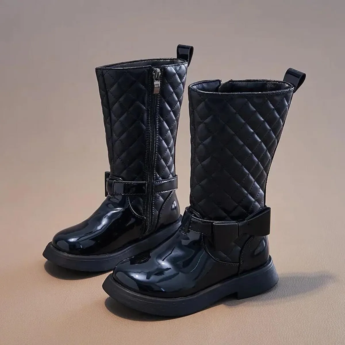 Stivali lunghi neri lucidi per ragazze nuovi stivali alti con cerniera laterale 2024 moda per bambini arco scarpe casual per rag