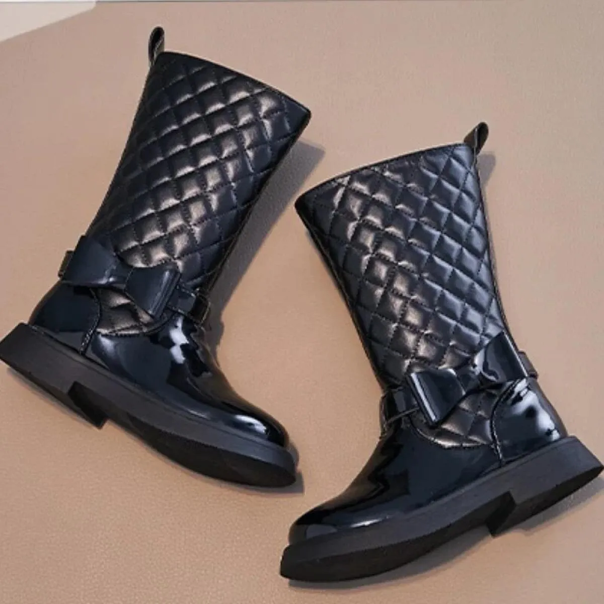 Stivali lunghi neri lucidi per ragazze nuovi stivali alti con cerniera laterale 2024 moda per bambini arco scarpe casual per rag