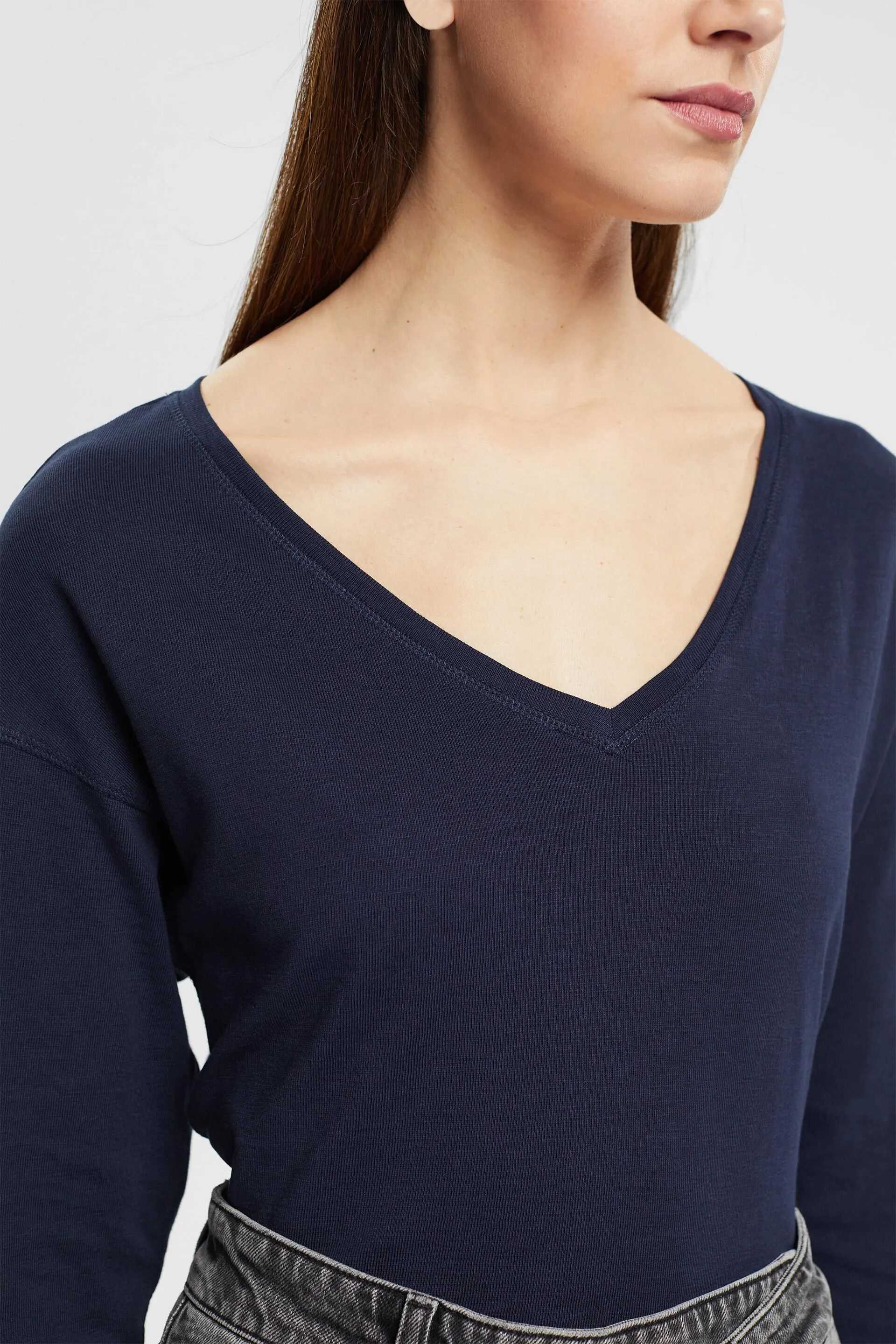 Top a manica lunga con scollo a V
