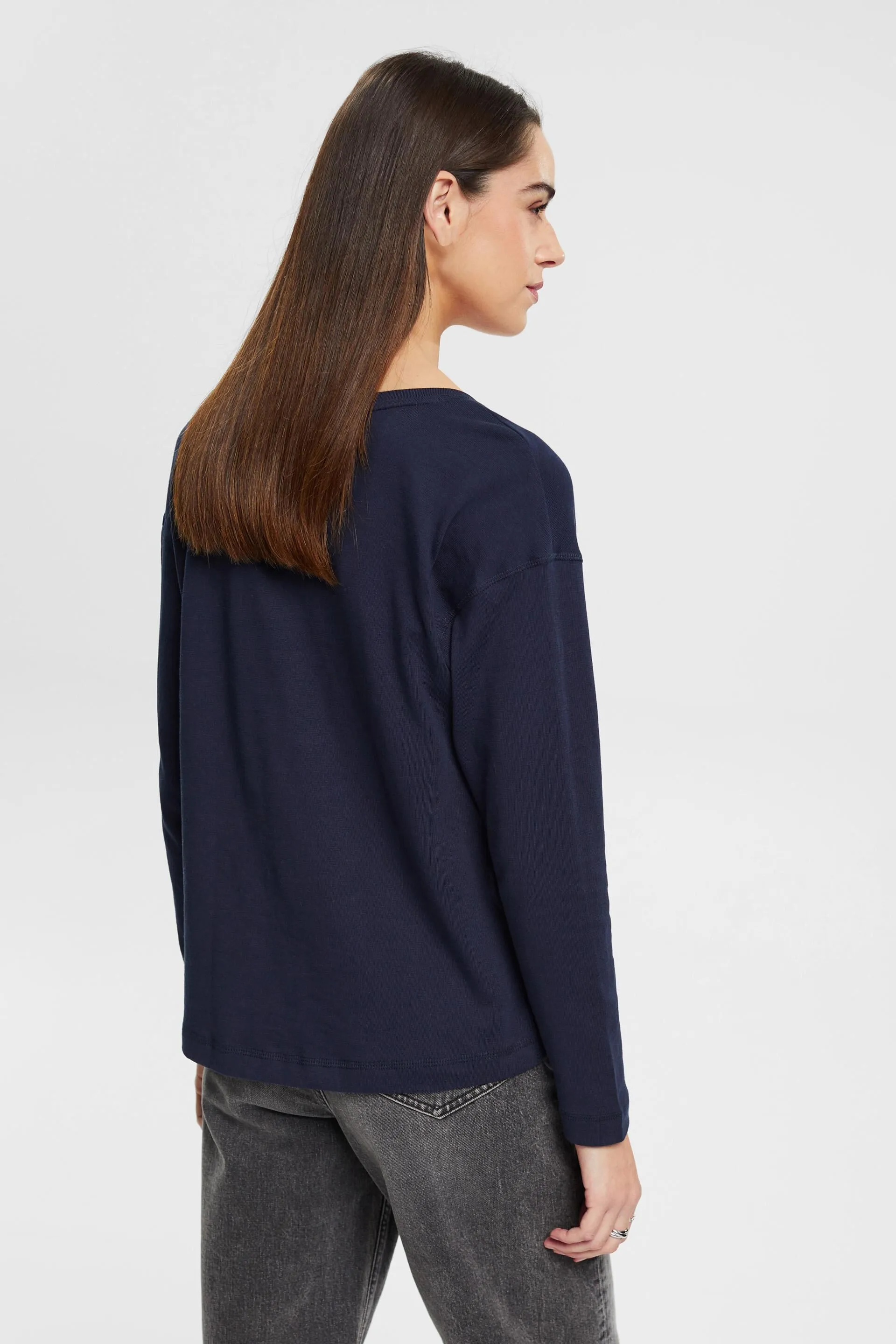 Top a manica lunga con scollo a V